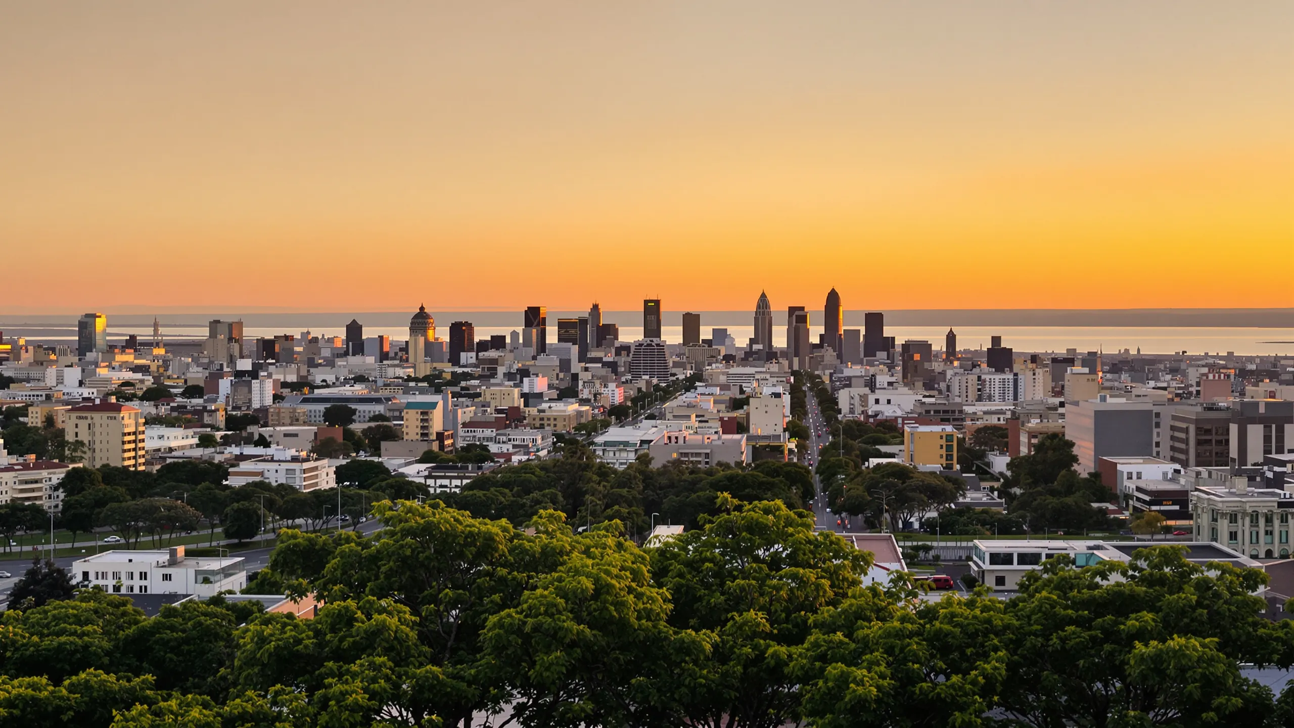 Skyline von Buenos Aires im Abendlicht mit Blick über die Stadt zum Río de la Plata