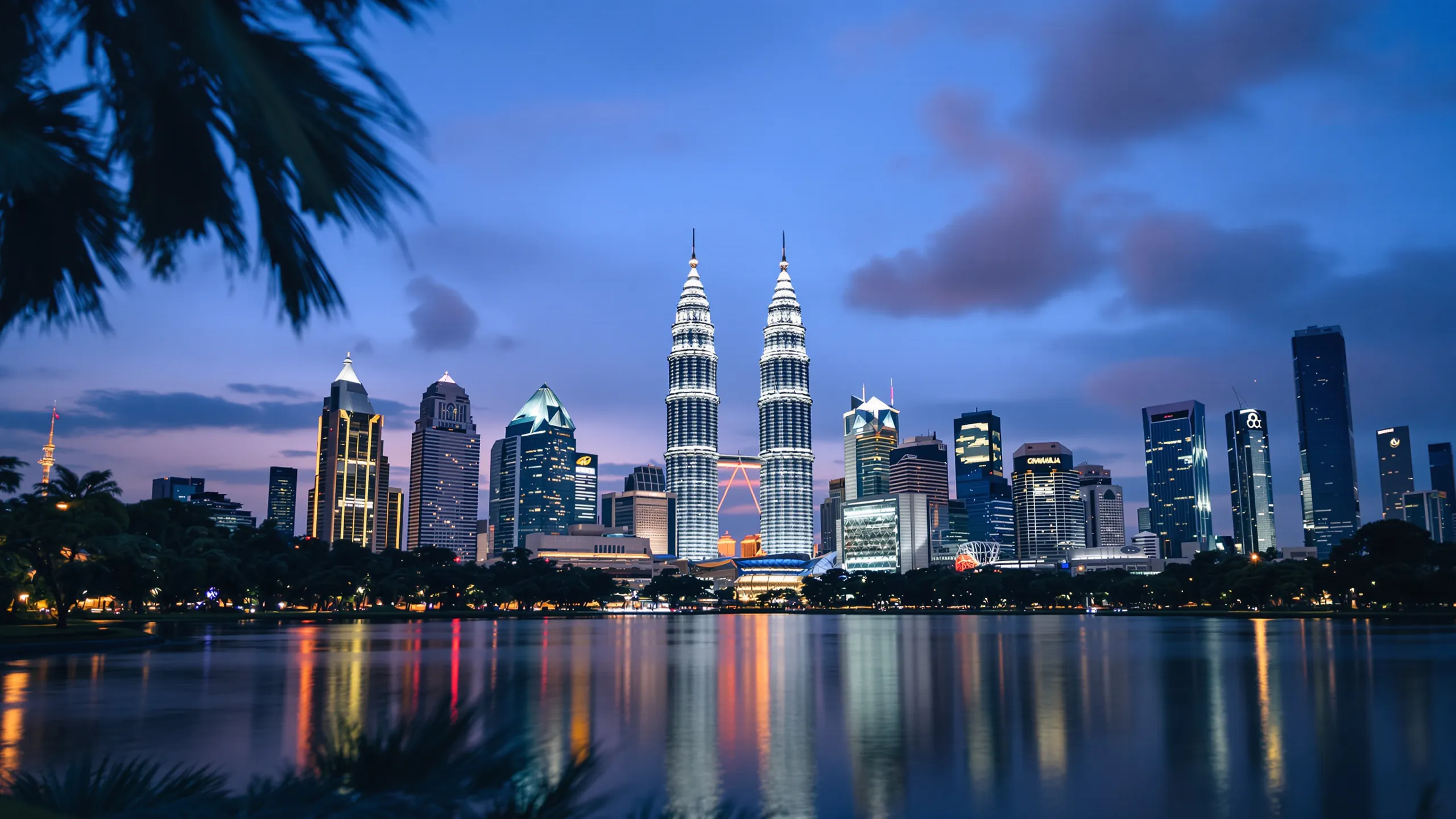 Skyline von Kuala Lumpur mit den Petronas Towers in der Abenddämmerung