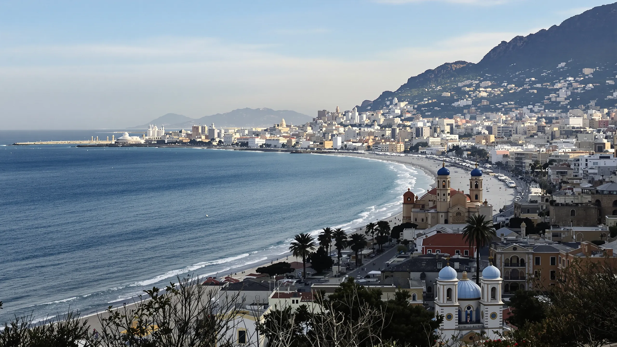 Blick über die geschwungene Küstenlinie einer spanischen Stadt am Mittelmeer