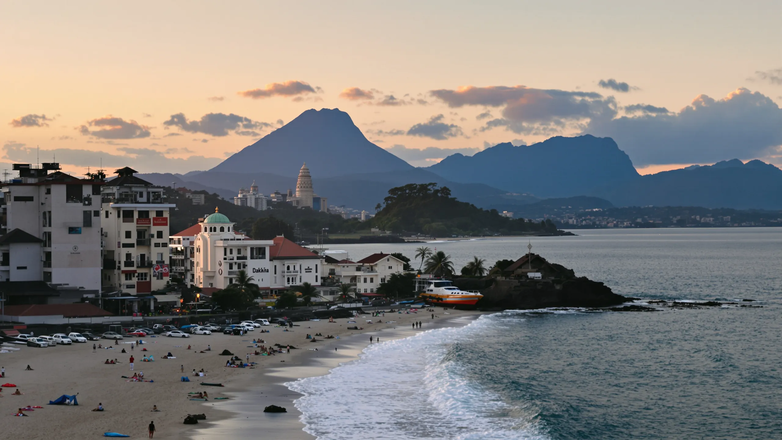 Küstenort mit Strand und Vulkansilhouette in Indonesien in der Abenddämmerung