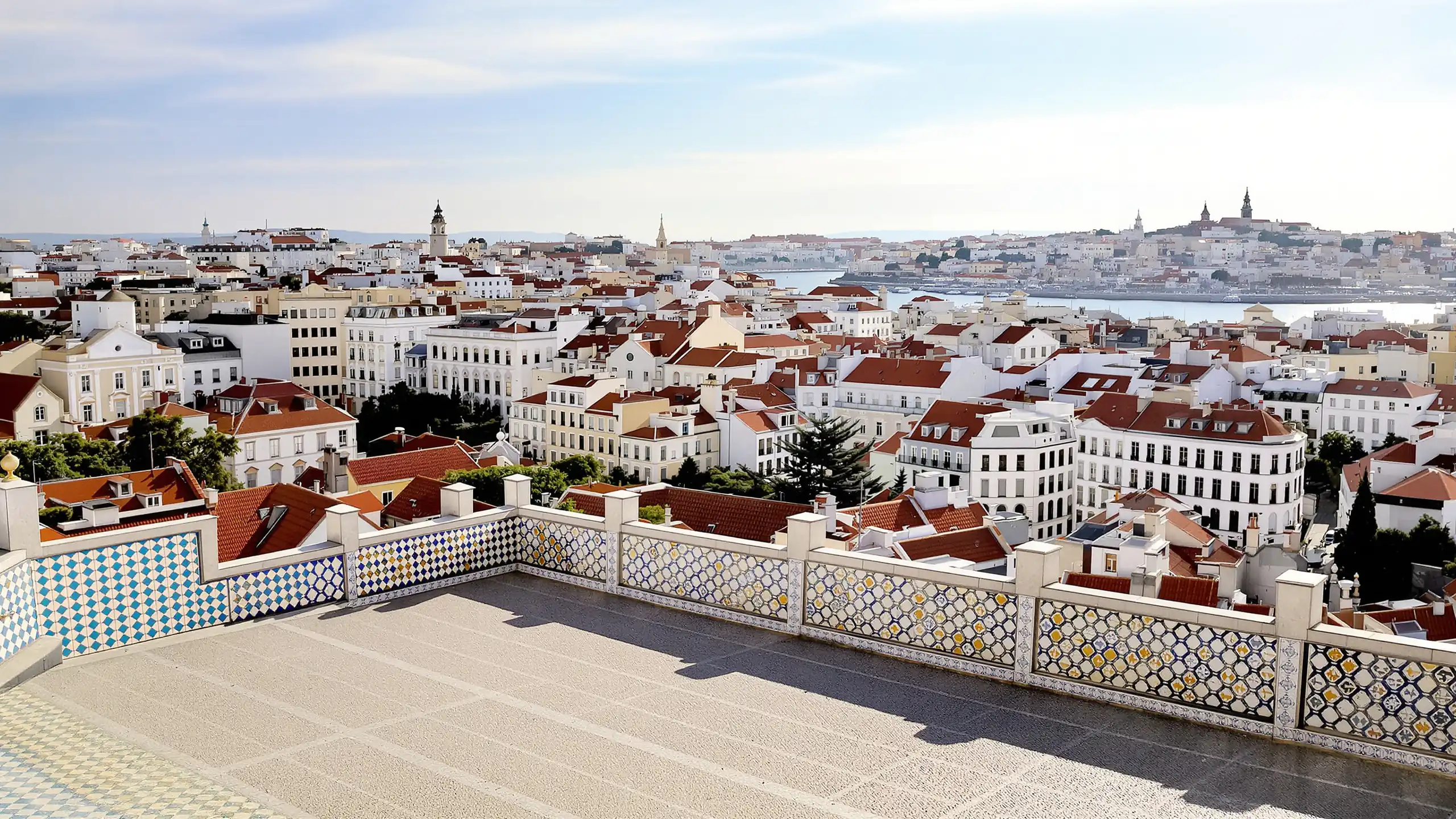 Blick von einer Aussichtsterrasse mit Azulejo-Geländer über die Dächer von Lissabon