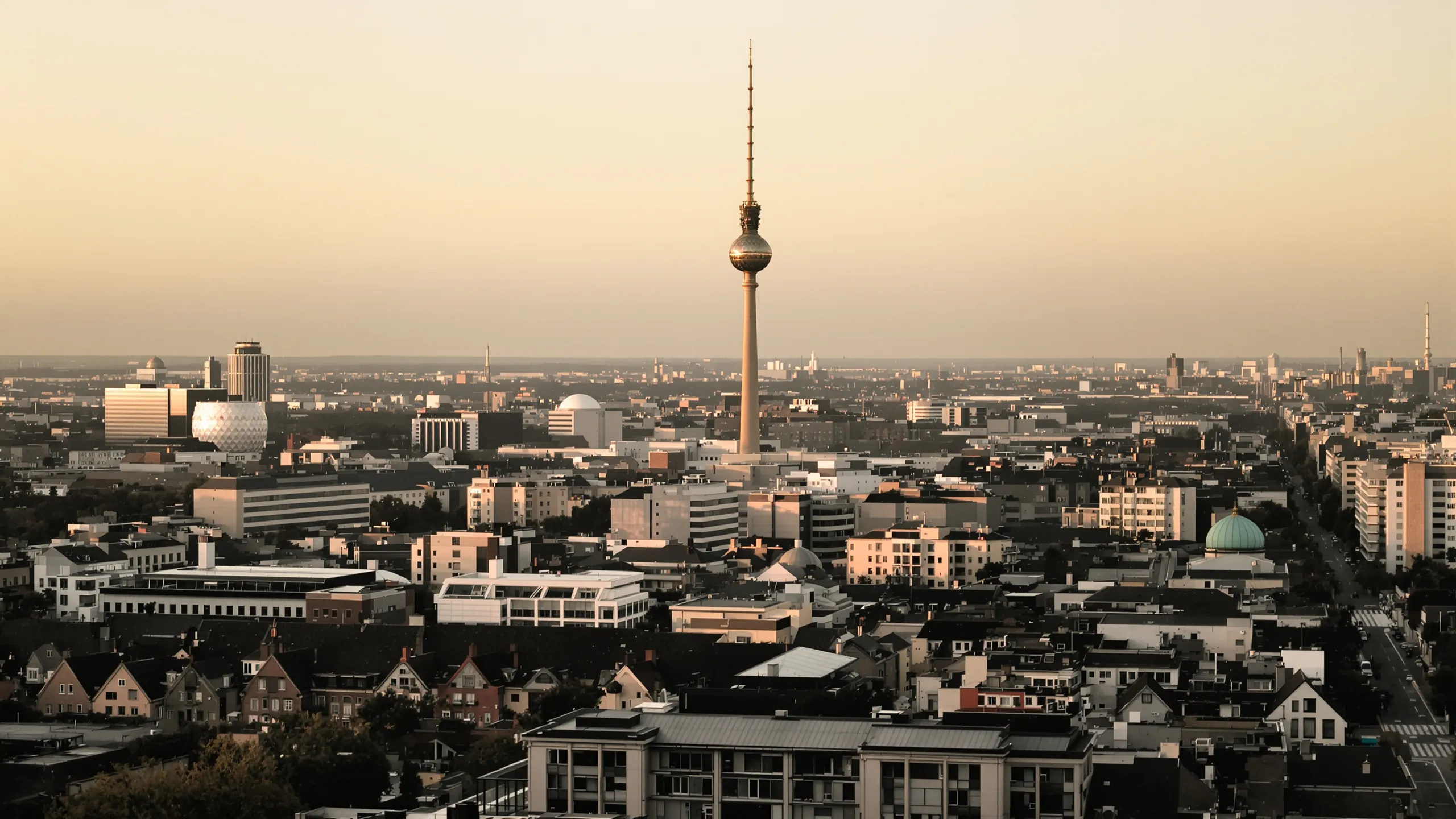 Berliner Skyline mit Fernsehturm im Abenddunst