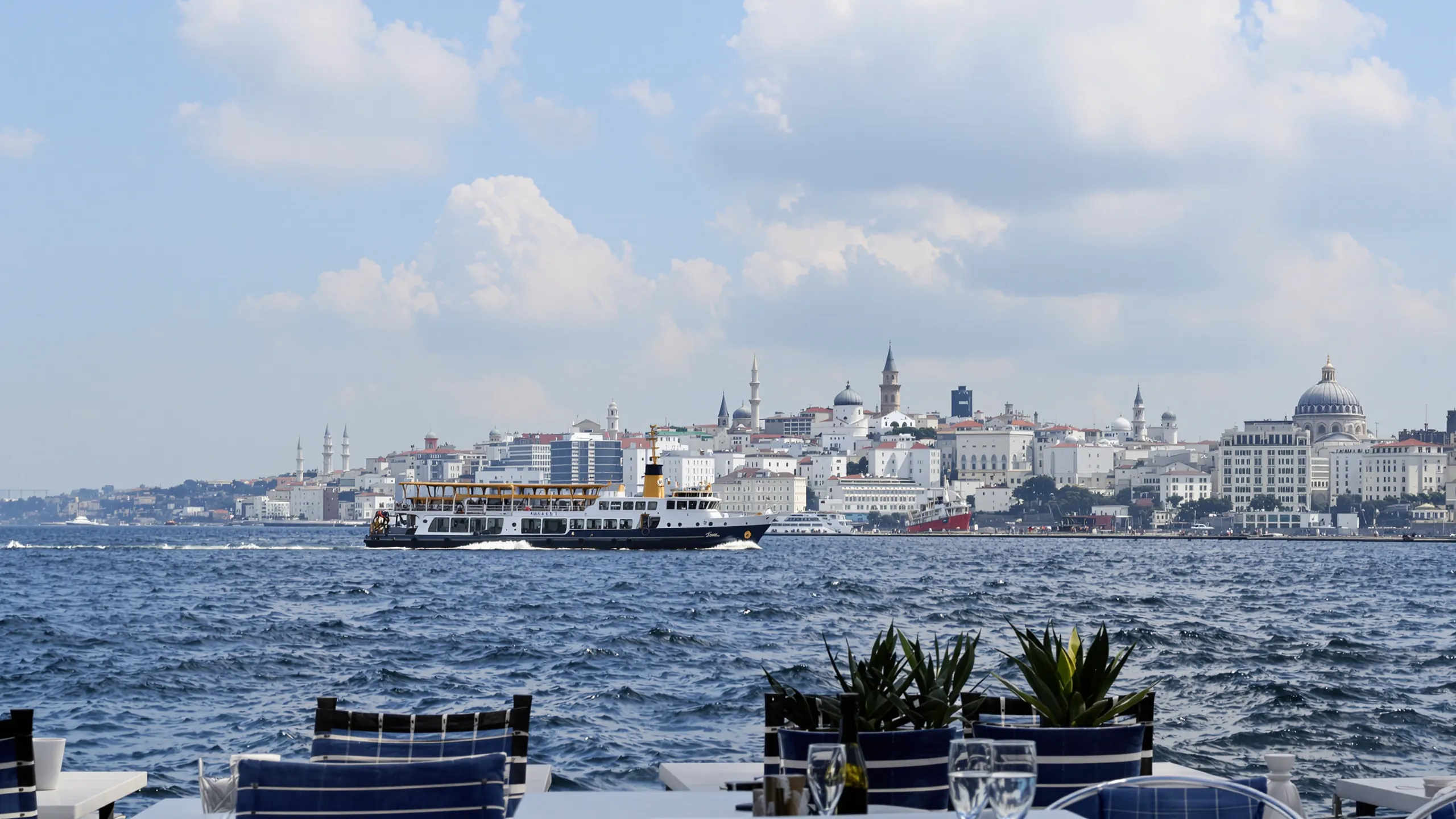 Blick über den Bosporus auf die Silhouette von Istanbul mit Fähre