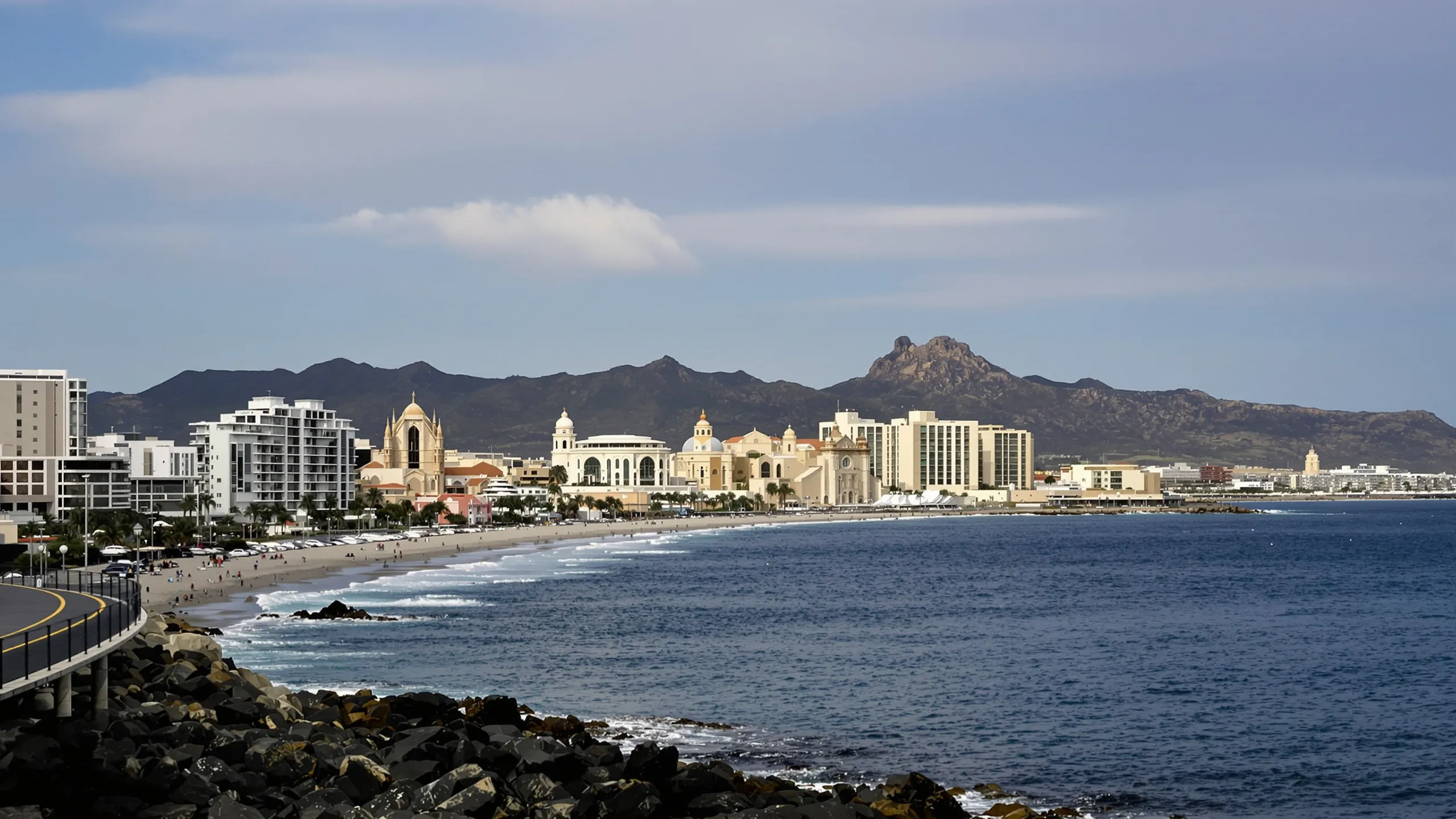 Stadtstrand von Las Palmas mit Bucht und Bergen im Hintergrund
