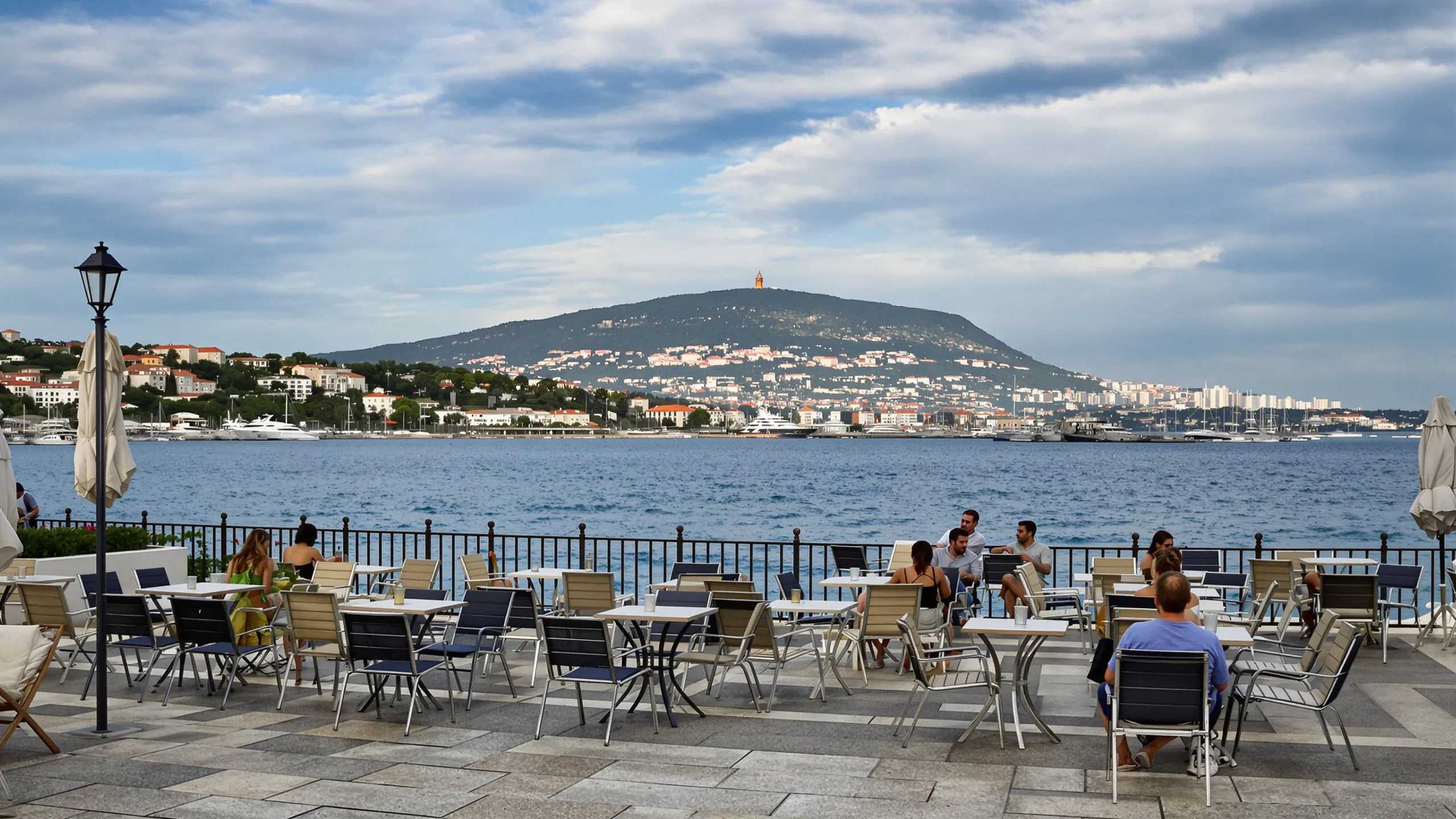 Caféterrasse an der Adria mit Blick über eine weite Bucht
