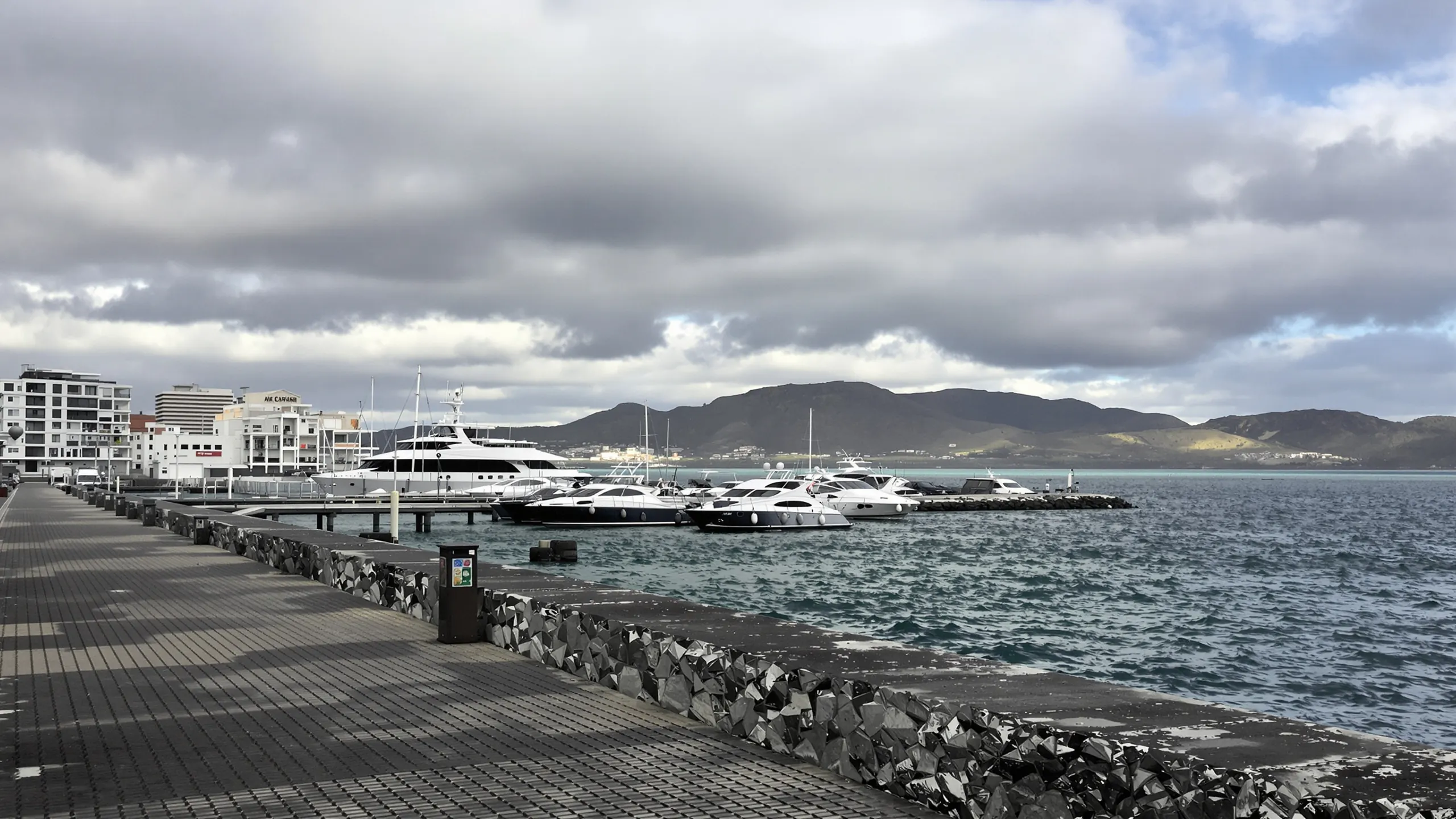 Hafenpromenade von Ponta Delgada mit Yachten unter Wolkenhimmel