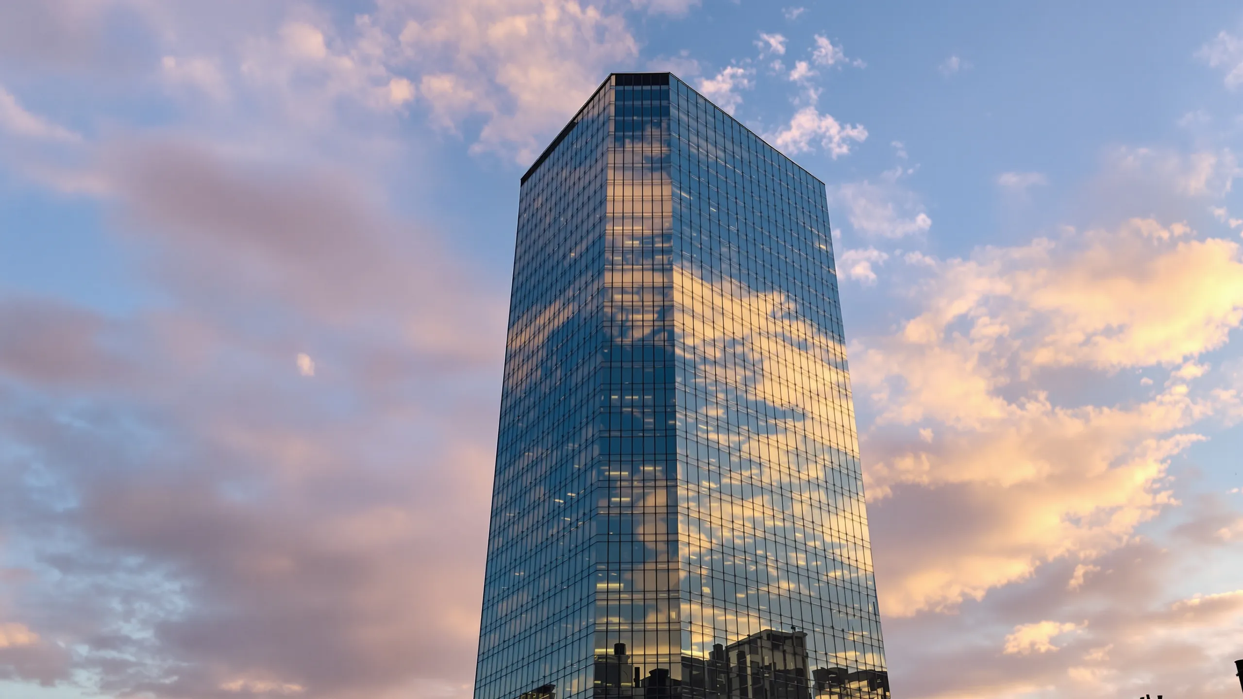 Verglaster Büroturm spiegelt den Abendhimmel